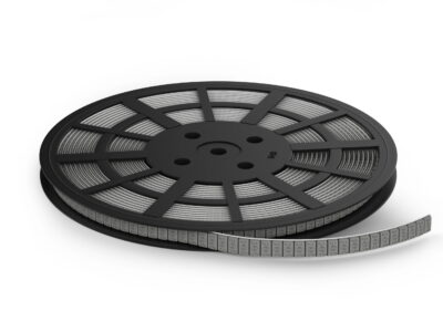 Svart filmrulle med perforerad film.